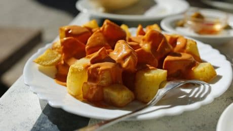 El chef Jordi Cruz moderniza las patatas bravas con un toque saludable
