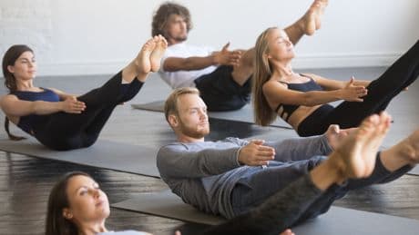 Fitnessexpertin verrät: 4 effektive Übungen für einen fitten Bauch