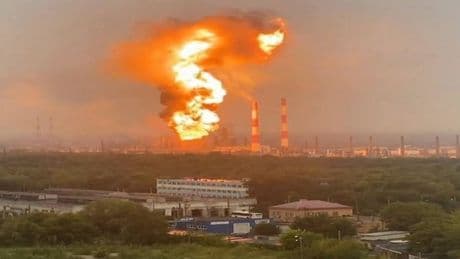 Russia, il prezzo del carburante mai così alto: gli effetti degli attacchi di Kiev con i droni kamikaze sulle raffinerie di petrolio