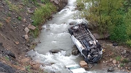 Hakkari'de işçi servisi dereye devrildi; 2 işçi ölü, 3 kişi yaralı