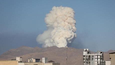 Gli Usa entrano in guerra: bombardati tre siti nucleari in Iran. Che cosa succede ora. Crosetto: “Così cambiano gli scenari”