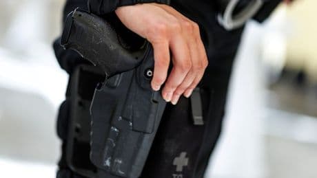 Dienstwaffe von Zivilfahnder gestohlen – Spezialeinsatzkommando nimmt Dieb fest