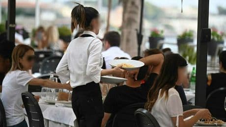 Estate, allarme di Fipe: «Contratti pirata per 40mila camerieri e cuochi con stipendi bassi, così troviamo meno personale»