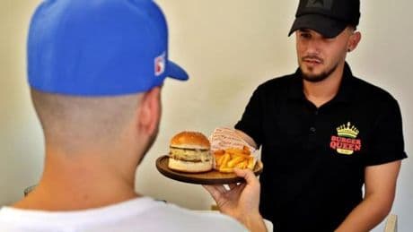 'Burger Queen' o 'Starcafé': así son las adaptaciones de franquicias estadounidenses en Cuba