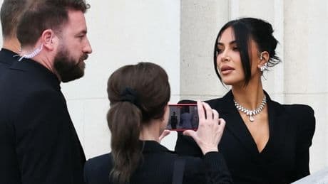 L’audacieux collier en diamants à 1,3 million d’euros porté par Kim Kardashian à son arrivée au palais de justice de Paris