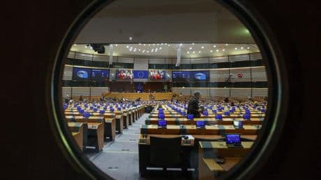 La Eurocámara afea a Sánchez "los ataques a la separación de poderes" y toma nota de las críticas a la Ley de Amnistía