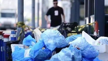 İzmir'de Büyükşehir Belediyesi işçileri grevde! Toplanmayan çöplere tepkiler büyüyor