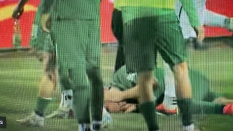 Schlimme Szenen in der 4. Liga - Böller explodierte neben Spieler