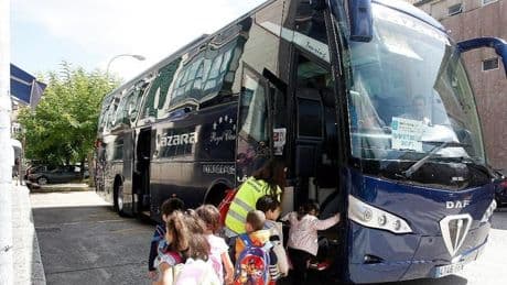 Multas de hasta 200 euros por parar o estacionar a la puerta del colegio
