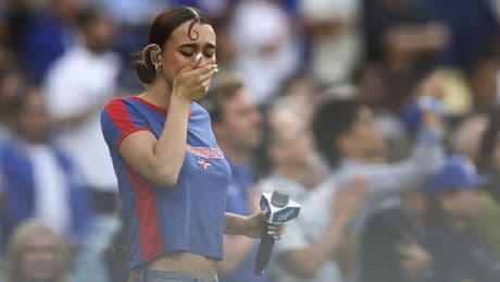 Nezza canta el himno de EEUU en español en el estadio de los Dodgers y se convierte en el nuevo símbolo de las protestas contra las redadas de inmigrantes de Trump