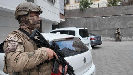 Şanlıurfa ve Batman'da DEAŞ operasyonu: 8 zanlı gözaltına alındı