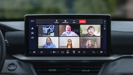 No podrás escapar del jefe ni en el coche: esta marca lanza videollamadas con Zoom
