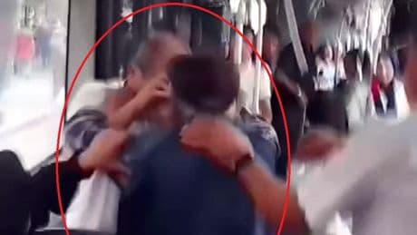 Belediye otobüsüne önce binme kavgası: O anlar kamerada