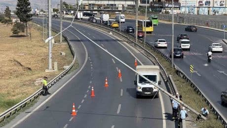 İstanbul'da rüzgar direk devirdi, E-5 kapandı
