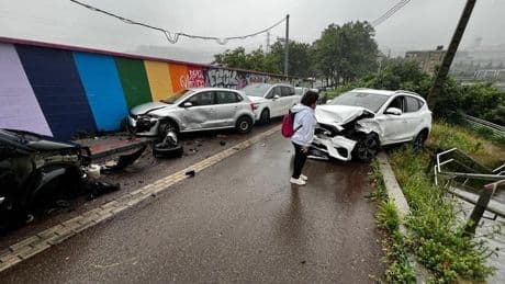 Un conductor destroza tres coches aparcados y se da a la fuga en Sestao