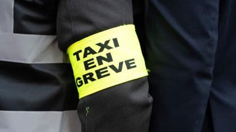 Une centaine de taxis toujours mobilisés à Paris contre la réforme des conditions tarifaires du transport de malades et la concurrence des VTC