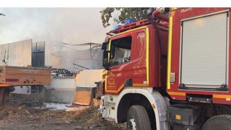 Desalojadas un centenar de personas de un hotel por el incendio de una nave en Getafe