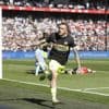 Op de valreep beslist Noa Lang Feyenoord-PSV (2-3), en houdt zo titelkansen voor PSV in leven