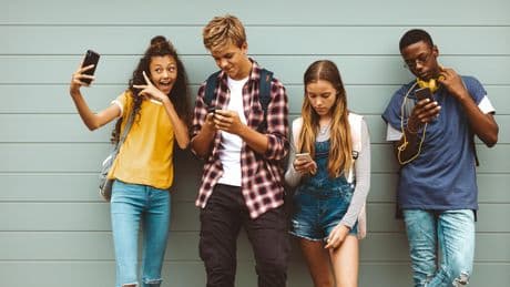 Les réseaux sociaux sont-ils vraiment responsables de la dégradation de la santé mentale des adolescents ?