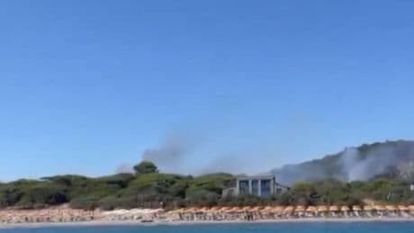 LIVE | Honderden campinggasten geëvacueerd om bosbrand in Toscane