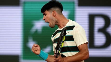 Alcaraz laat het geen nachtwerk worden op Roland Garros en verslaat met nodige moeite Dzumhur