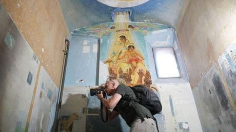 La 'Capilla gitana' de Helios Gómez en la cárcel Modelo emerge del atentado institucional que la tapó con pintura