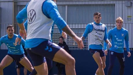 Al CD Tenerife le da igual el Levante: resiste para evitar el descenso