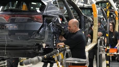 Los 27 respaldan dar a los fabricantes de coches hasta 2027 para cumplir los objetivos de reducción de CO2