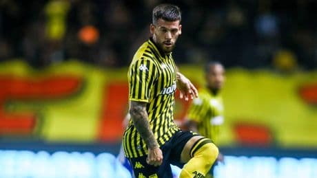 Yıldız futbolcunun cinsel organını köpek ısırdı!