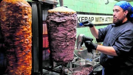 Ai tedeschi togliete tutto, ma non l’adorato kebab. Operai in rivolta: scorte a rischio e prezzi alle stelle