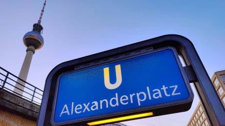 Berlin: Polizeischüler soll Mann rassistisch beleidigt und getreten haben