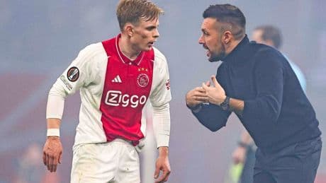 Ajax-trainer Francesco Farioli ontvangt richting wedstrijd tegen FC Twente ’een onverwachte verrassing’