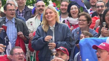 "Il y a un engouement": les fans mobilisés derrière Louane avant la finale de l'Eurovision