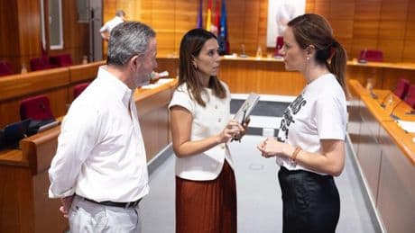 Show en Pozuelo: la alcaldesa frena el intento de Vox de señalar a Ayuso por el envío de menas del Gobierno