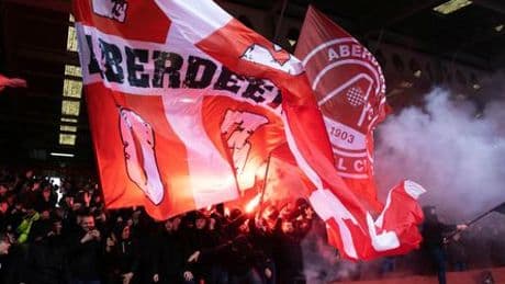 Fußball in Schottland: Fan des FC Aberdeen wirft Sitzschale und trifft eigenen Spieler