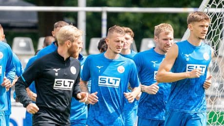 Vorbereitungskracher am Samstag - So sehen Sie Hansa Rostock – Aston Villa live im TV & Stream