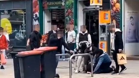 Wieder Hamburg! - Passanten überwältigen Messer-Mann
