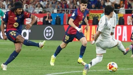 Football : le Français Jules Koundé offre la Coupe du roi au FC Barcelone face au Real Madrid