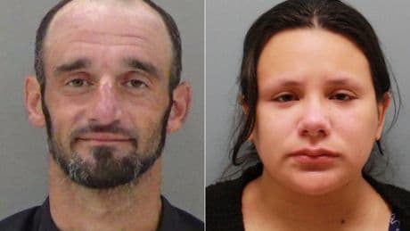 Acusan de asesinato a los padres de una bebé de 4 meses que murió asfixiada dentro de un cajón