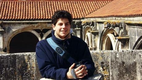 Carlo Acutis, i due miracoli riconosciuti: la malformazione scomparsa del piccolo Matheus e la guarigione della studentessa