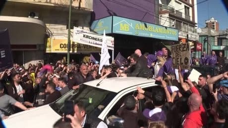 Buenos Aires: Argentinischer Präsident Javier Milei mit Steinen beworfen
