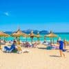 Mallorca baalt van ‘dieseltoeristen’: wel naar het strand, maar geen geld uitgeven