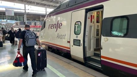 Renfe controlará los abonos gratuitos y bonificados al 50% de Avant pidiendo el DNI para evitar fraudes