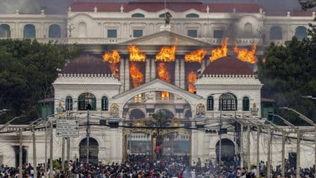 Nepal nel caos. Lo stop ai social scatena la rabbia della Gen Z: assaltato il Parlamento