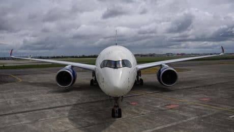 Le pilote tombe malade et les passagers restent plus de 24 heures dans l’avion : un vol Detroit-Shanghai tourne au cauchemar