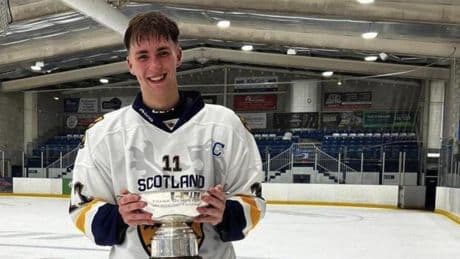 Muere Gary Kelly, joven estrella del hockey sobre hielo, al caer desde un balcón en Ibiza