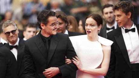 Emma Stone elogia a Pedro Pascal y broma sobre acostarse con él