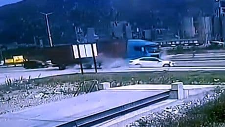 Aydın'da "kör nokta" kazası! Güvenlik kamerasına yansıdı