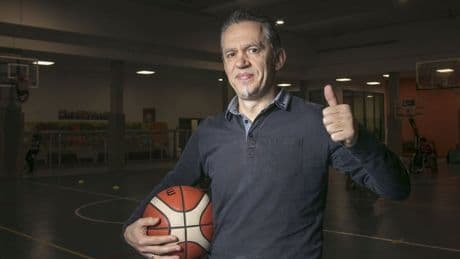 Juanma Uruñuela cuelga el silbato