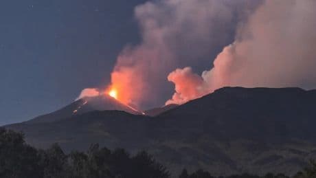 Etna, colata lavica a 3.000 metri: si apre nuova bocca effusiva e scatta l'allerta arancione per i voli. «Possibile eruzione»